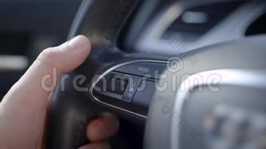人通过现代汽车方向盘上的按钮、旋转开关和按下模式来调节收音机